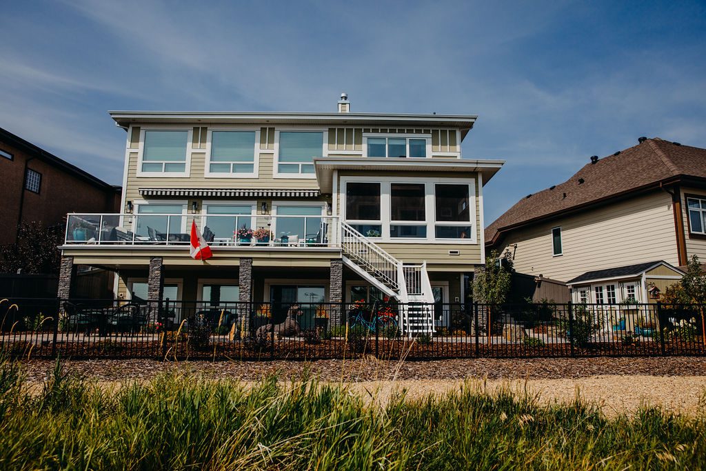 house with frontyard landscape