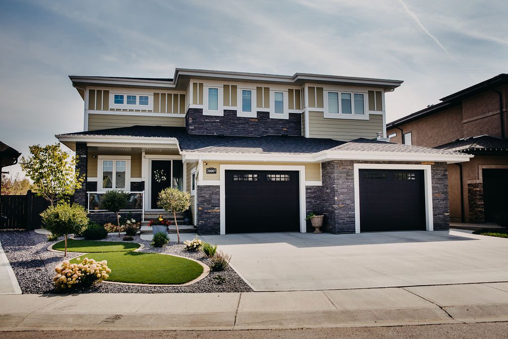 house with frontyard landscaping