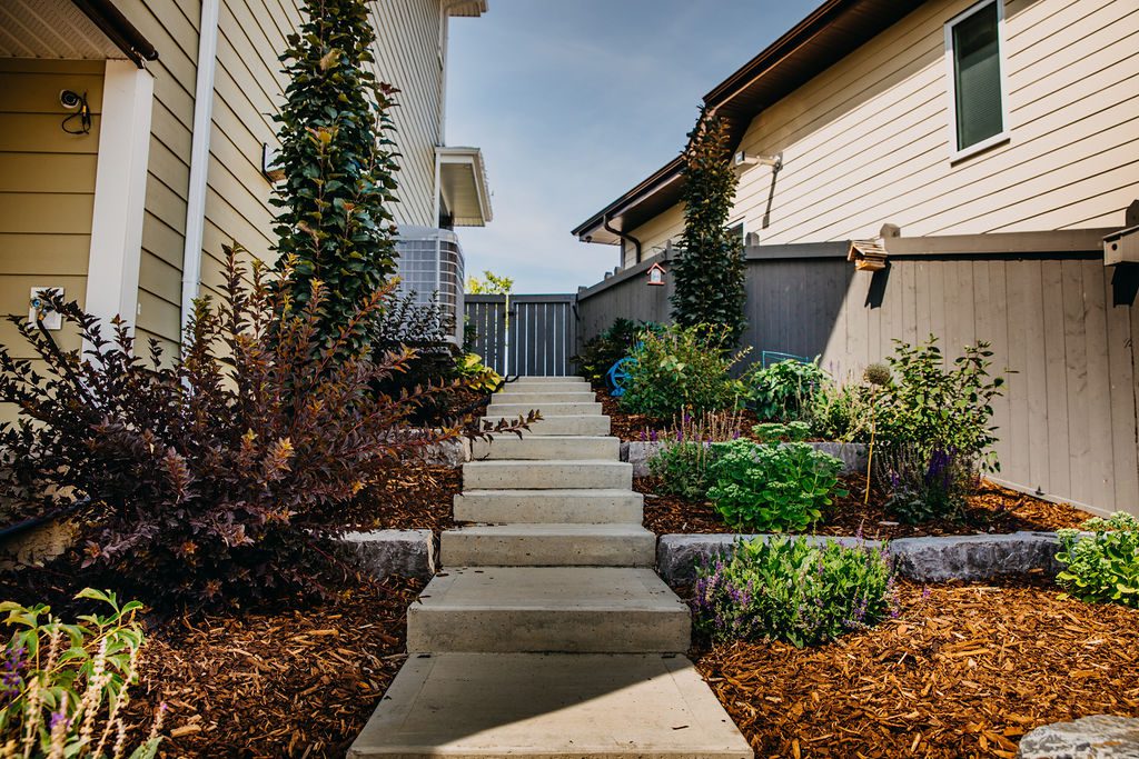 house with frontyard landscape